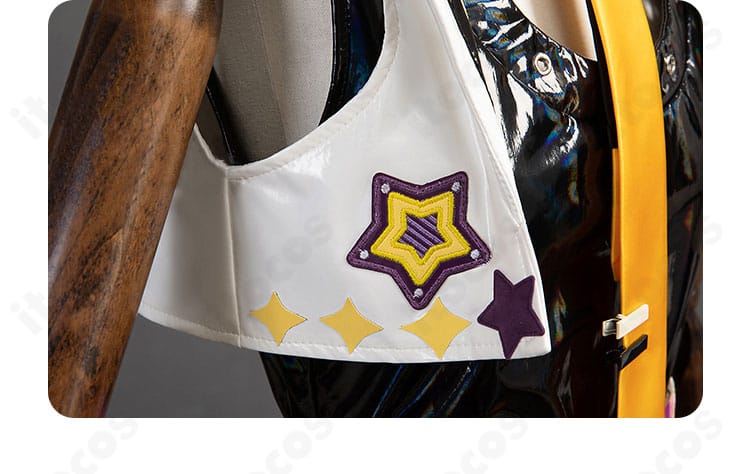 襟元の星型装飾ディテール。金属調の光沢と位置関係が分かるアップ画像。