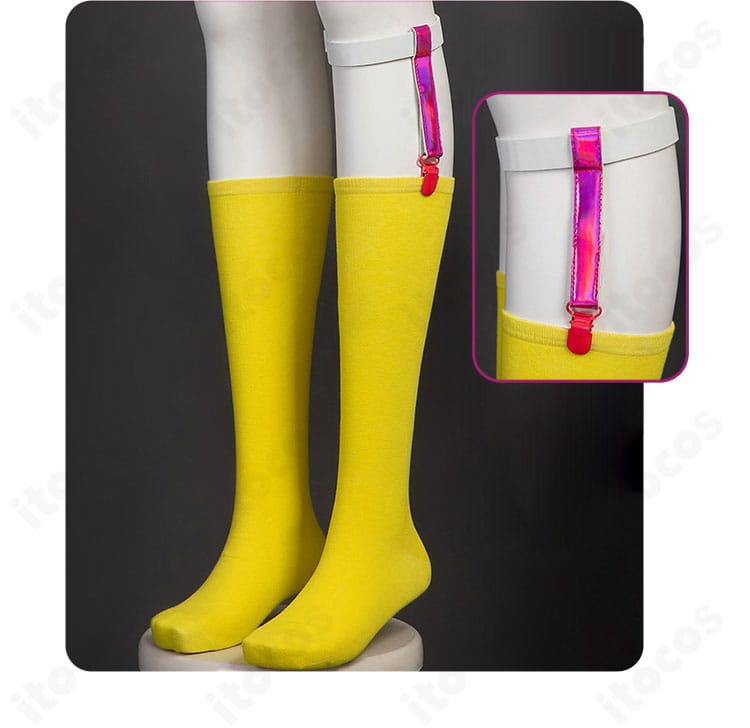 ソックスと脚部アクセサリーのディテール。柄の配置と足ベルトの取り付け状態。