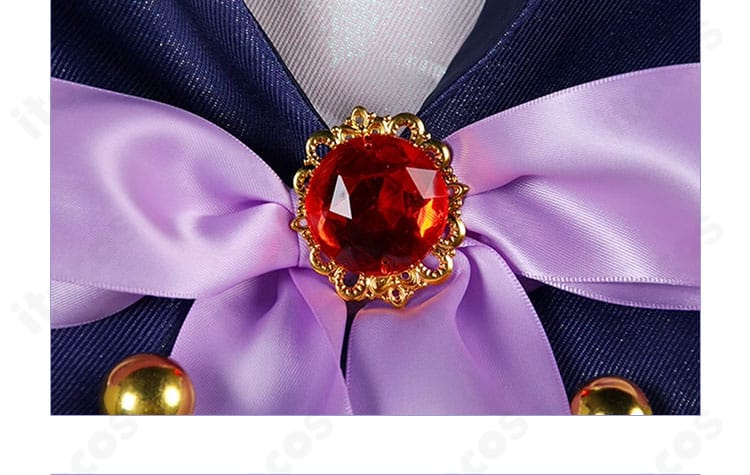 蝶型宝石のクローズアップ：襟元ジュエリー装飾の質感と留め具