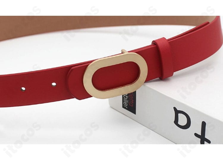 化野 乙 コスプレ衣装の腰ベルト詳細。バックルとステッチ、素材感が伝わるクローズアップ。