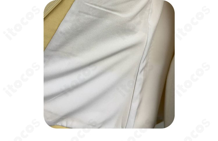 コートのポケット周りのディテール。収納性と意匠性を両立した作り込み。