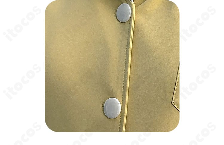 制服の襟周りトリムの縫製アップ。丁寧なパイピングとステッチワークを示すディテール。