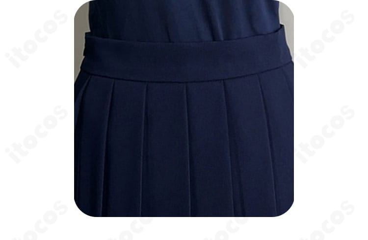 長袖インナーの襟元ディテール。重ね着時に見えるラインが美しくなる設計。