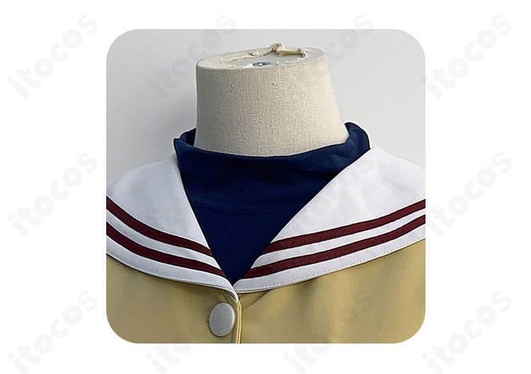 光坂高校制服の襟元装飾のクローズアップ。赤×紺のトリムと襟の形状でクラナドの世界観を忠実再現。