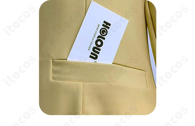 胸ポケットとエンブレムの詳細。校章モチーフの造形でキャラクター性を強調したデザイン。