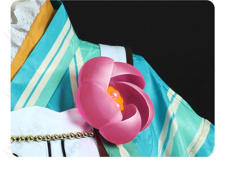 紫之創の胸飾り（花モチーフ）の質感と色味が分かるディテール写真