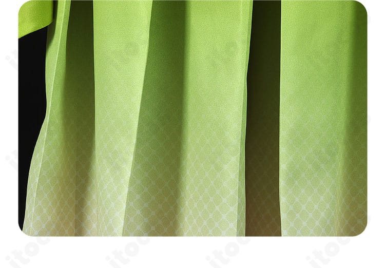 裾部分の仕上げ確認ショット。丁寧な縫製で形が整う天祥院英智コスチューム。