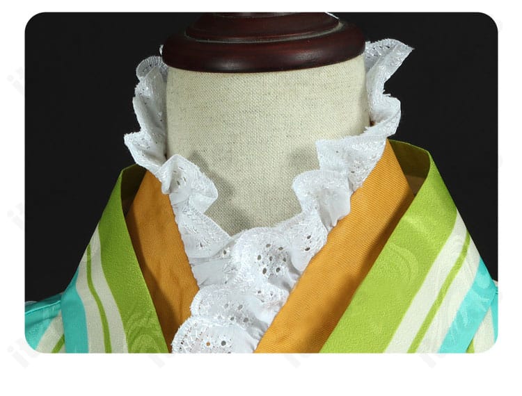 襟元の装飾アップ。繊細な縁取りとバランスのよいカラー配分の天祥院英智コスプレ。