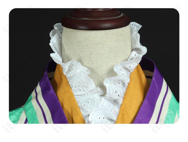 襟元のビーズ装飾アップ。喫茶テーマに合う上品なデザイン