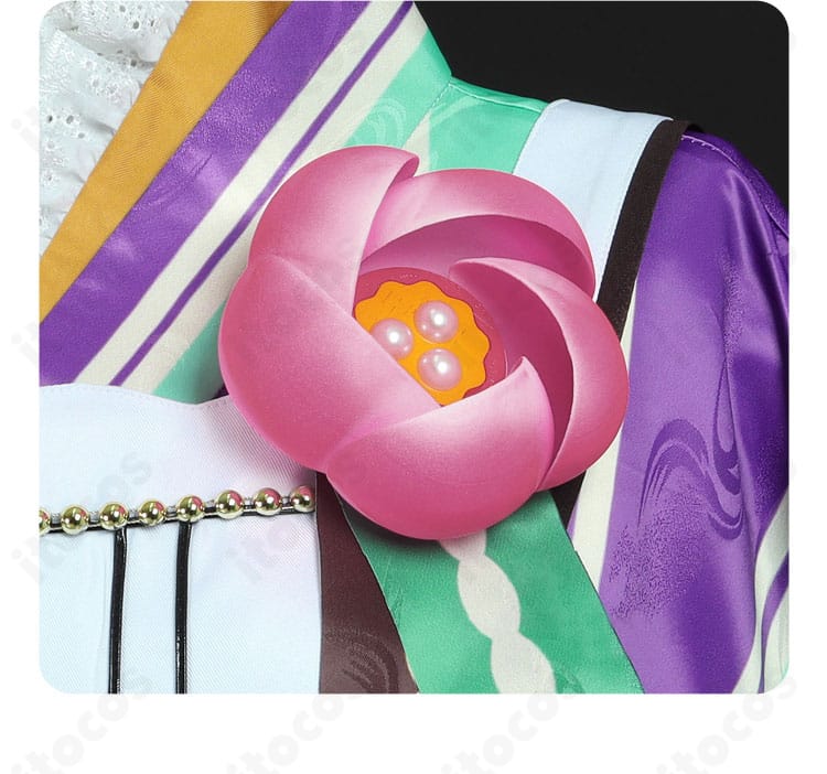 胸飾りの花模様を拡大。精緻な仕上がりで華やかさをプラス