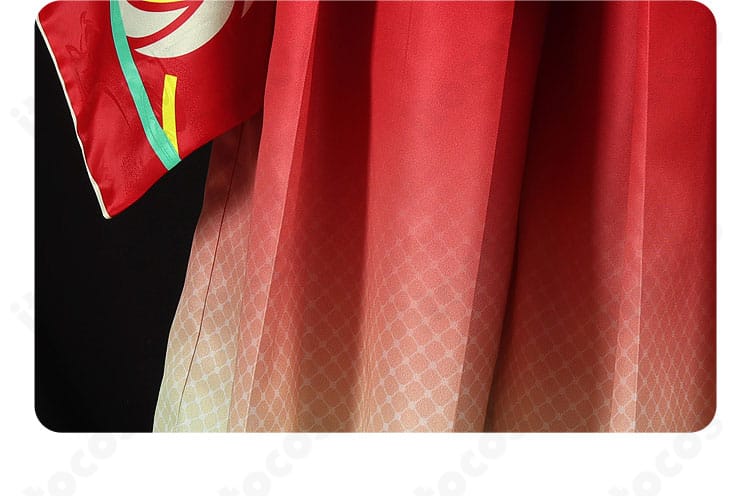 スカート下端の細部装飾。縁取りと装飾ステッチが美しいディテール