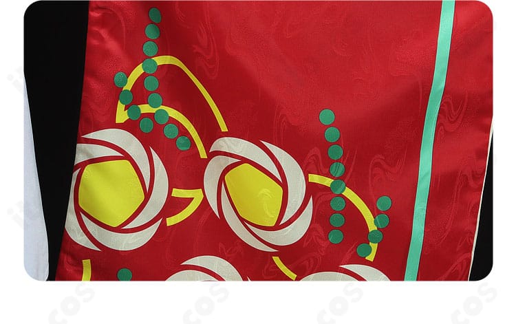 袖部分の装飾ディテール。カフスのトリムとボタンがエレガントな印象