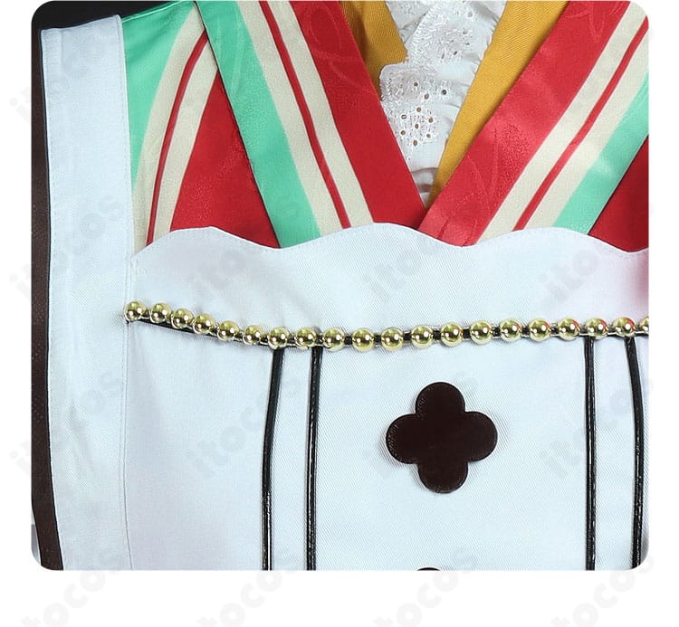 胸元のデザインディテール。キャラクター性を引き立てるブローチとチェーンの組み合わせ