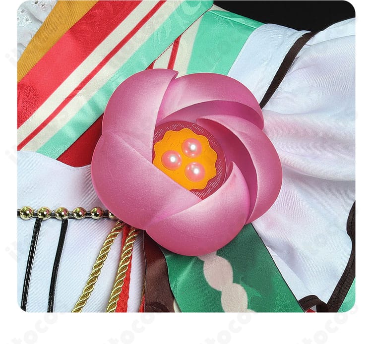 胸元の花飾りディテール。華やかな花モチーフがアクセントになったアップ