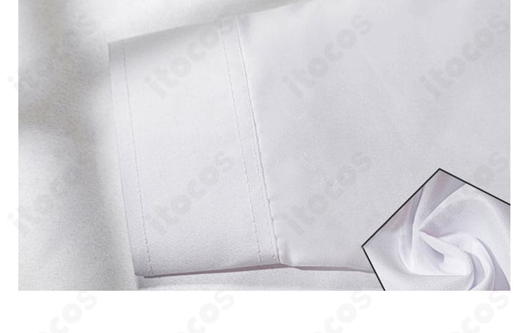 セットに含まれるシャツのディテール。首回りの収まりと快適なフィット感がわかる構図。