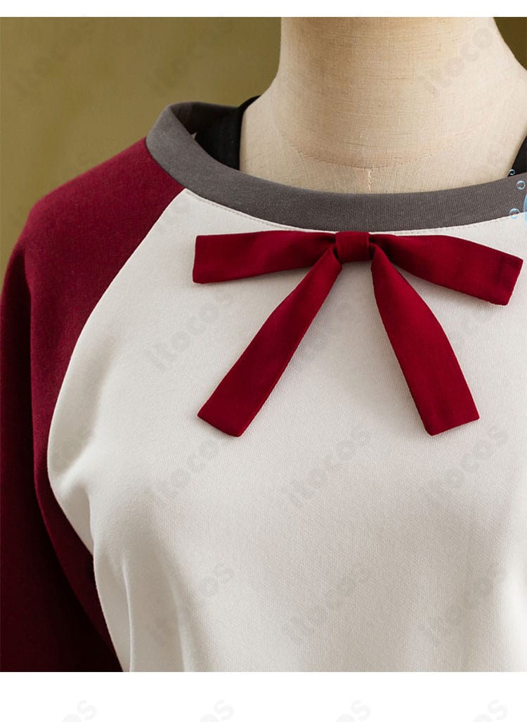 襟元の装飾ディテールと縫製のアップ