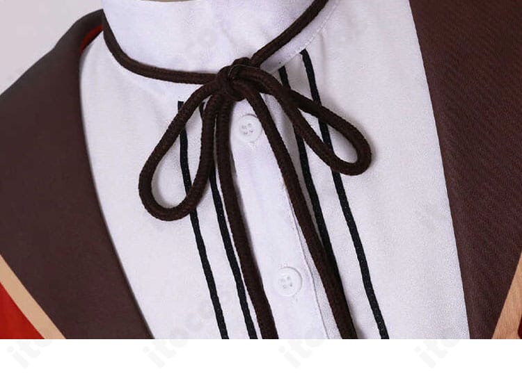 襟元ディテールのアップ。パトリック・アッシュバトン制服の特徴的な襟の意匠とステッチの仕上がり。