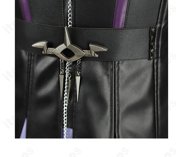 ウエスト背面の装飾とチェーンの取り回しが分かる背面近接