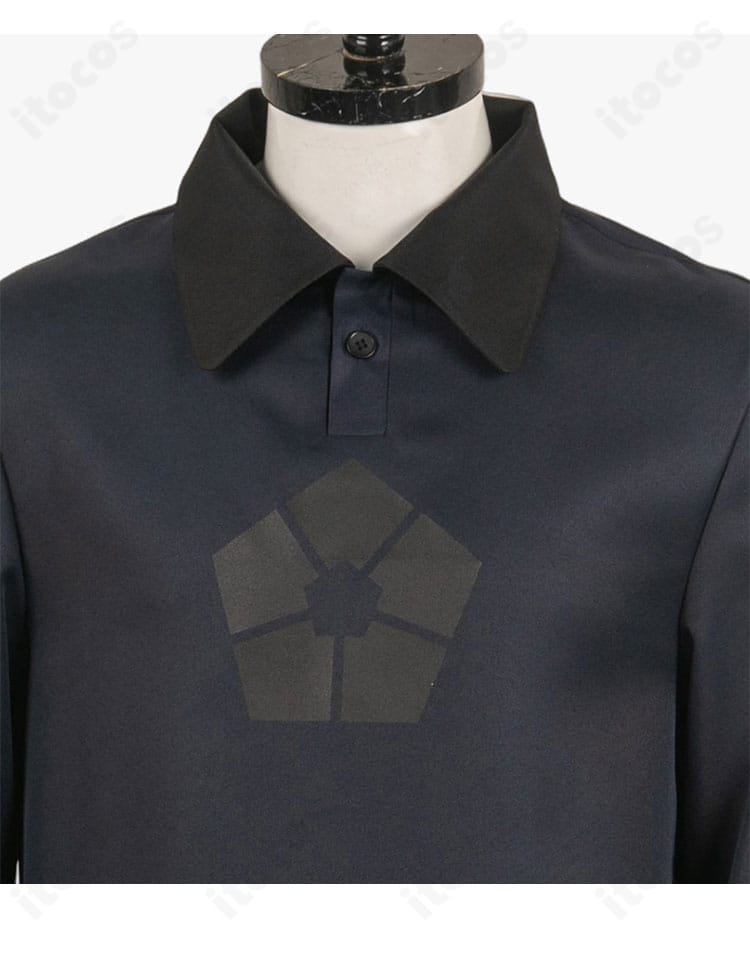 前胸の花模様や徽章の近接ディテール。刺繍と装飾配置の質感がわかる拡大画像。