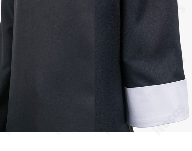 袖口の刺繍と手首周りの装飾アップ。撮影映えする精緻な意匠を強調。