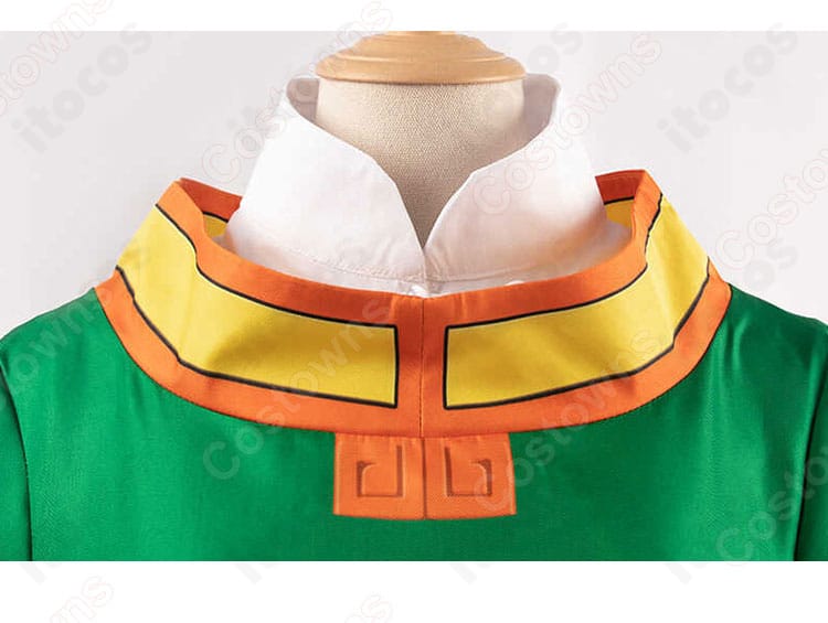 李小狼 戦闘服の襟元アップ。細密な刺繍が際立ち、首周りの構造と縫製の丁寧さが分かるディテール。