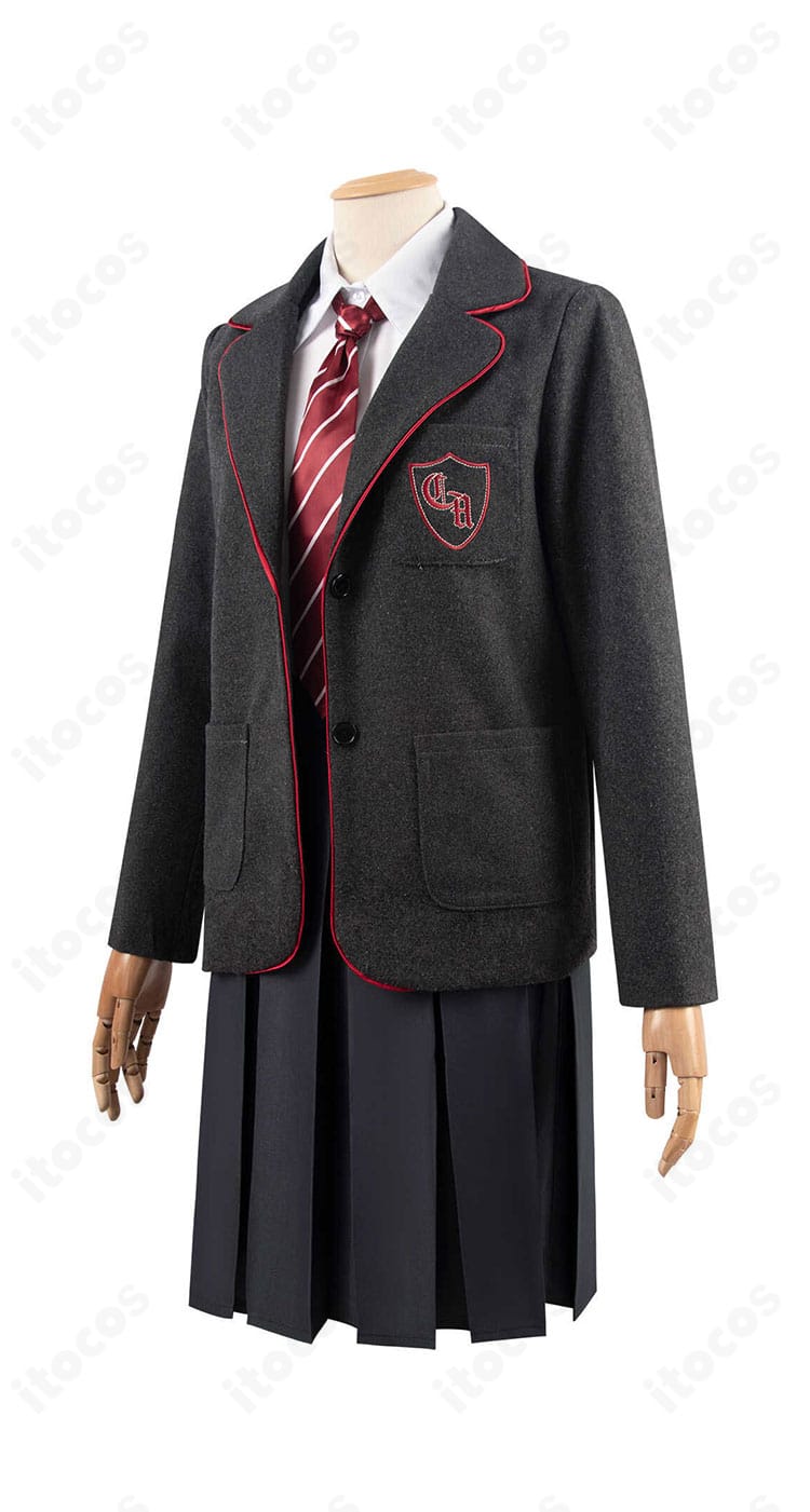 左斜め方向から見た学園制服コスプレ。前身頃の合わせと袖口の仕立て、全体バランスを確認できるカット。