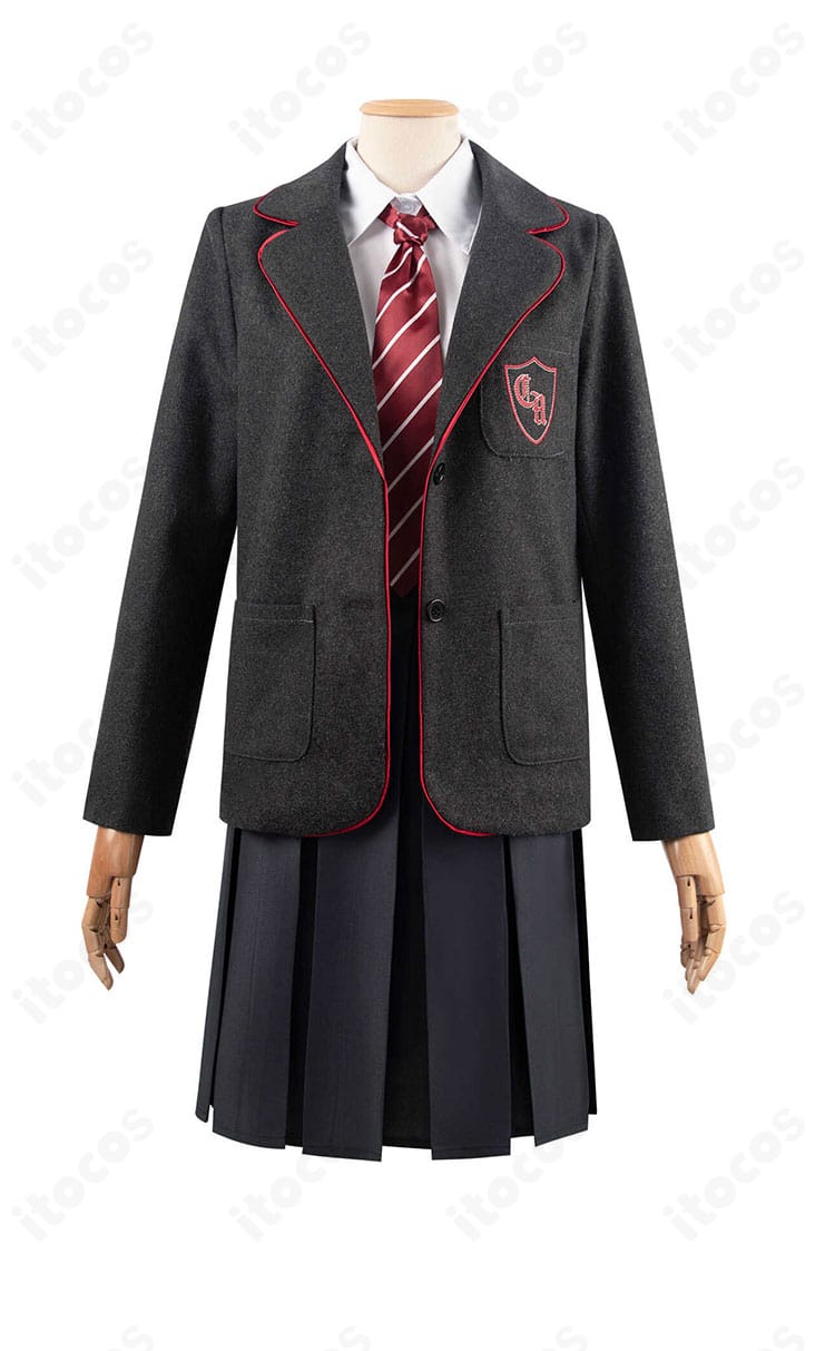 マチルダ・ワームウッドの学園制服コスプレ正面。コート、シャツ、スカート、ストライプネクタイとエンブレム風ワッペンの再現を確認。