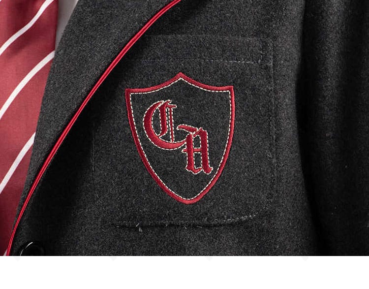 胸ポケット周辺のディテール。ポケット口の形状、縫製のステッチワーク、ジャケット生地のテクスチャが分かる。