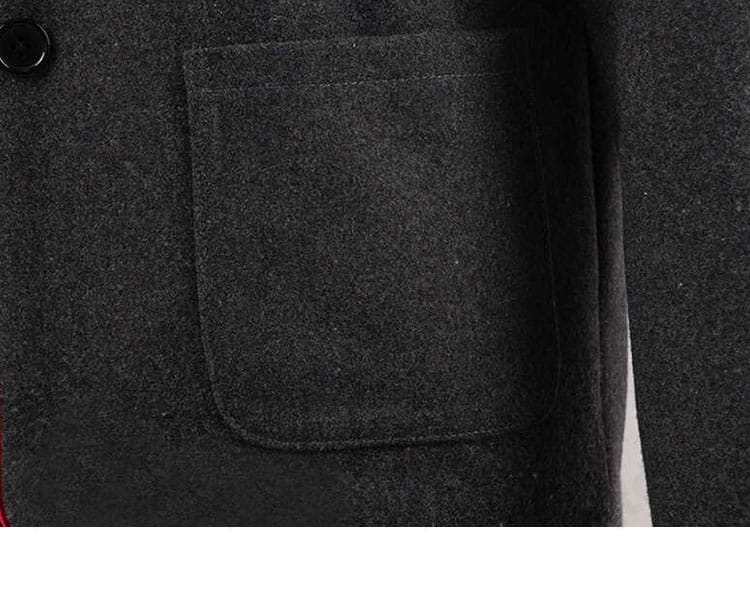 腰ポケットと縫い目の近接。衣袋の形状、縫い代処理、フラップの納まりを確認できるディテール。