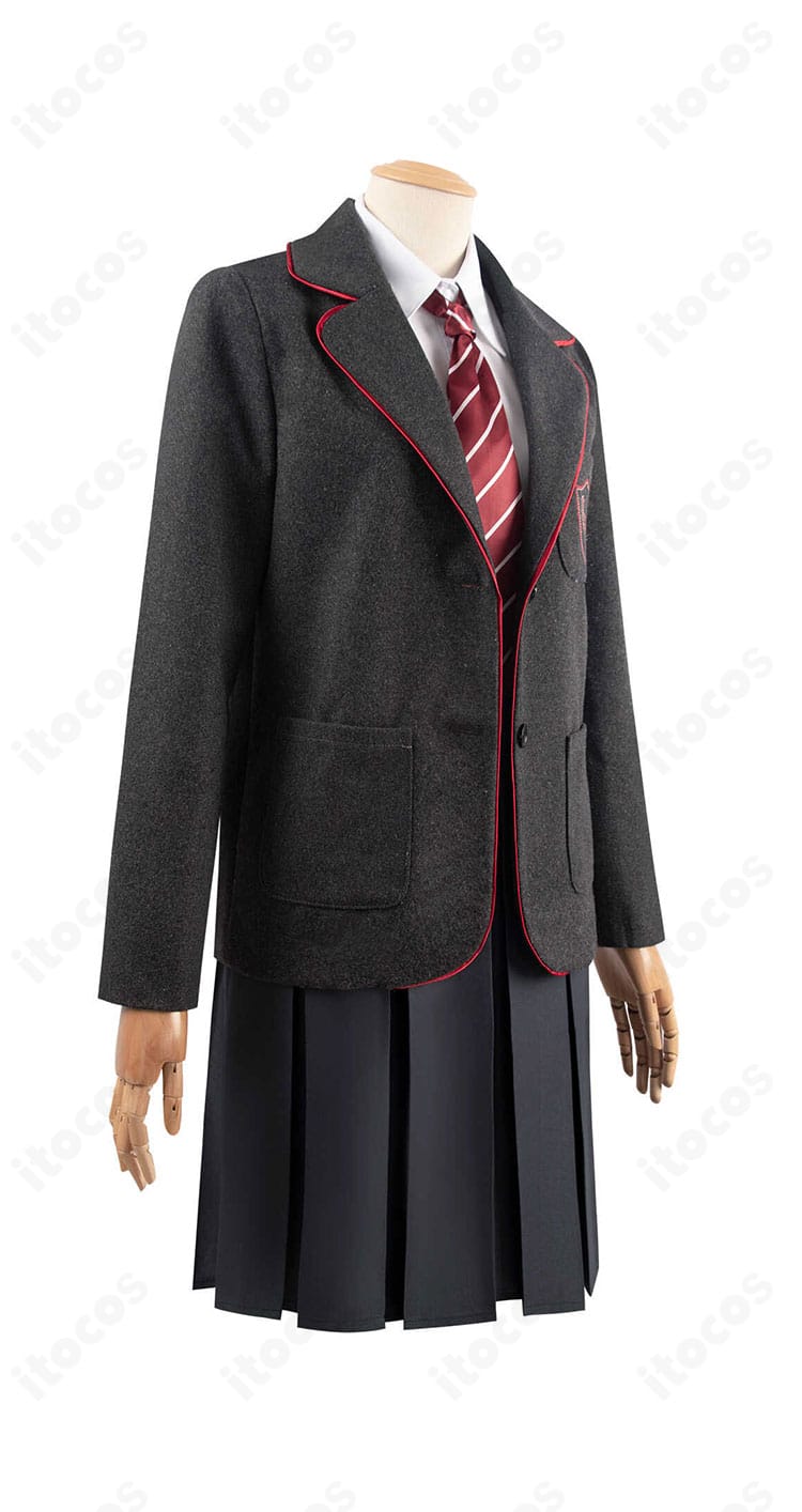 右斜め方向から見た学園制服コスプレ。ジャケットの肩ラインとスカートの広がり、シルエットの端正さが分かる角度。