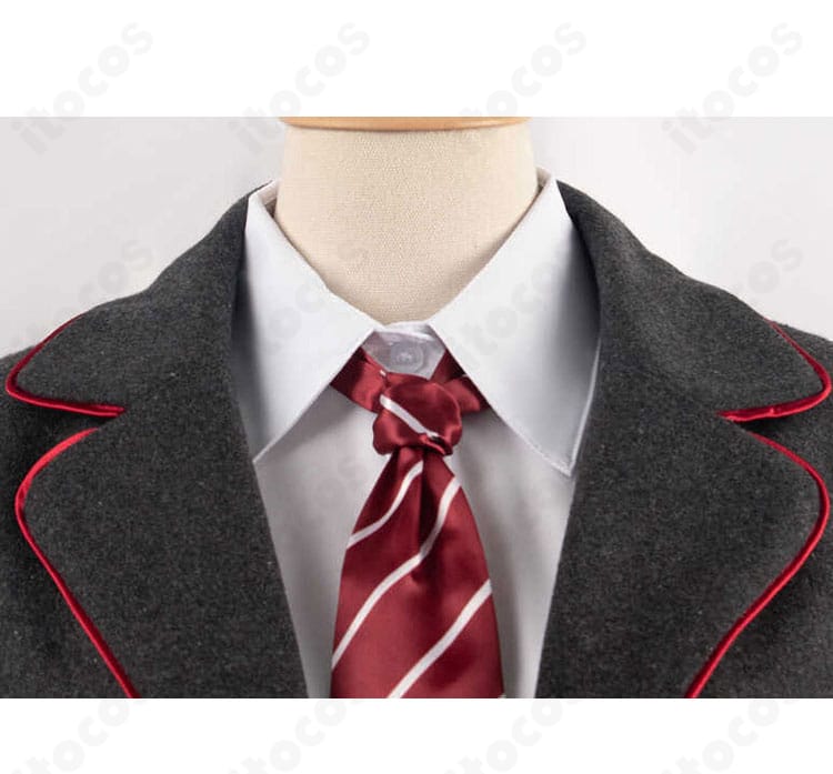 襟元ディテールの拡大。シャツの襟、ネクタイ結び、胸元の刺繍ワッペンの質感が伝わる近接写真。