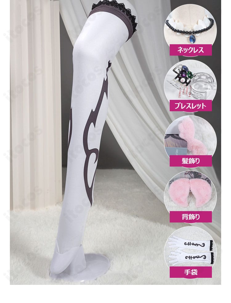 配飾と首飾りのクローズアップ。華やかなアクセサリーがアクセントになった構図