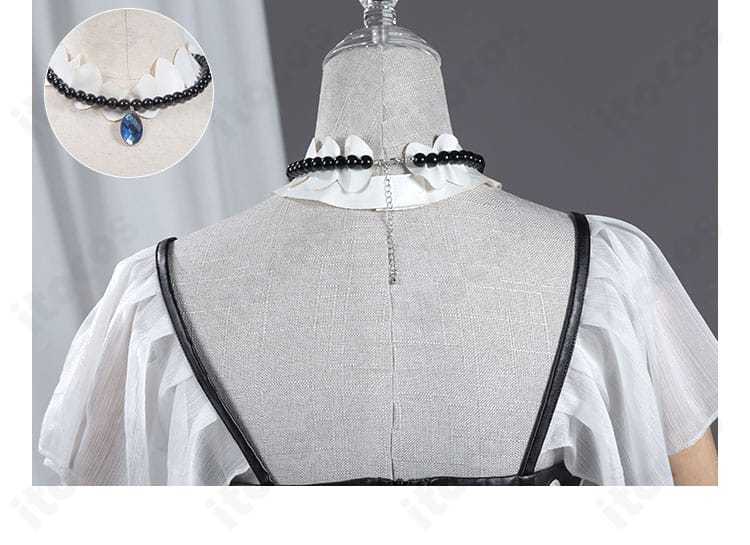 背面装飾とネックレスの併せ。ネックラインから背中への流れがわかる構図