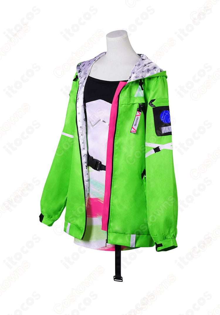 アキ・ローゼンタール コスプレ衣装のサイドビュー。サロペットとコートのシルエットが分かる角度