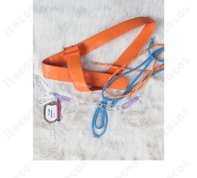 付属アクセとベルトの詳細。紐飾り・チェーン・チョーカー・メガネの構成でコーデが完成。