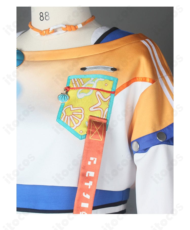 前胸部分のクローズアップ。刺繍モチーフと装飾パーツの質感、ステッチの整いを詳細に示したカット。