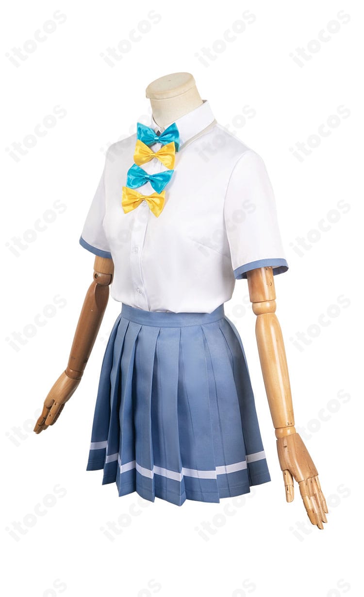 側面のシルエット。プリーツの落ち感やシャツのラインなど立体的な形状が分かる八奈見杏菜衣装。