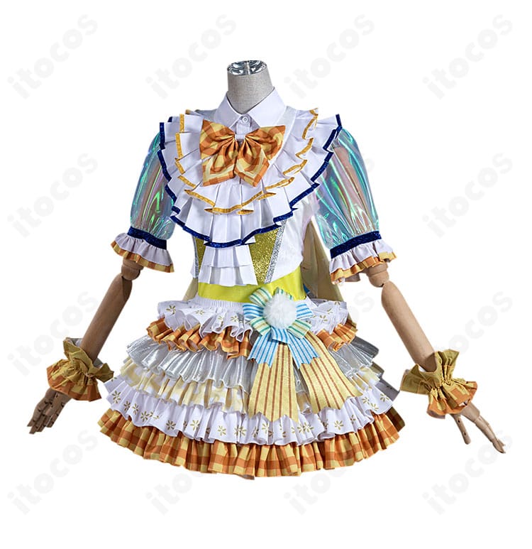 プリパラ 南みれぃ コスプレ衣装の側面。シルエットのラインやスカートの広がり、腰飾りの位置関係が確認できる。