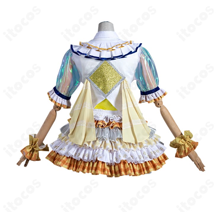 プリパラ 南みれぃ コスプレ衣装の背面ディテール。背中の切替え、留め具、装飾パーツの配置を示す。