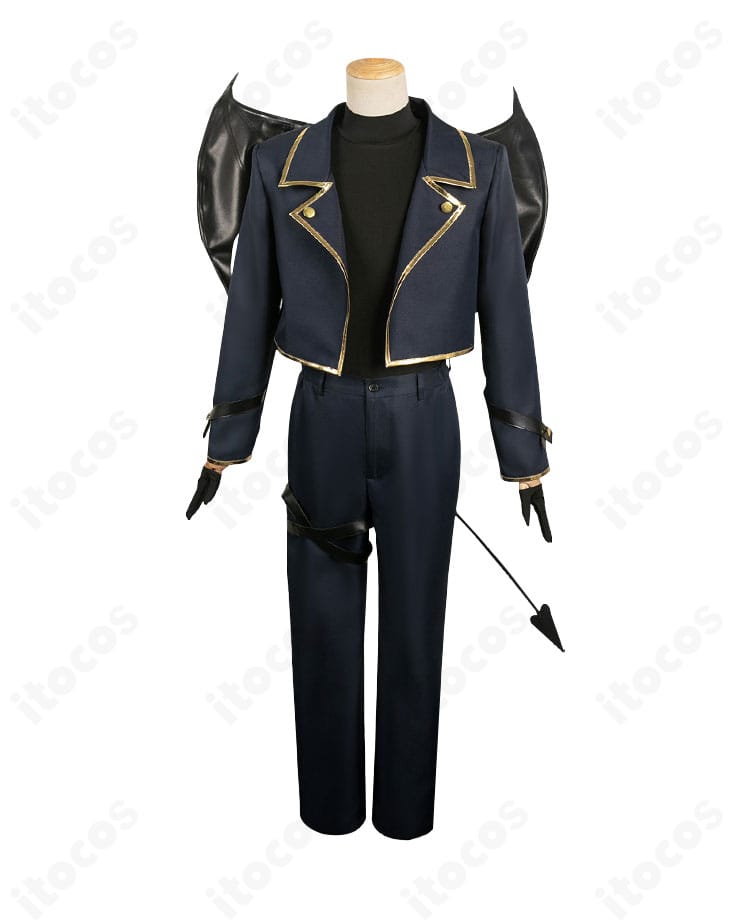 御影玲王 悪魔コスプレ衣装の正面全身。ロングコートと装飾が映えるシャープなシルエット。