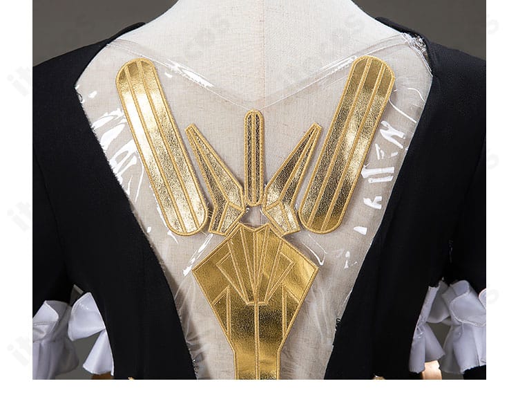 21号・XXI コスプレ衣装の背面装飾。羽根モチーフと背中ラインの構成が分かる後ろ姿の詳細。