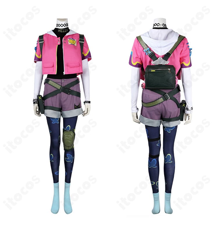 クローヴ衣装の正面・背面。ロングコートのラインとバックパック配置までゲームの特徴を反映。