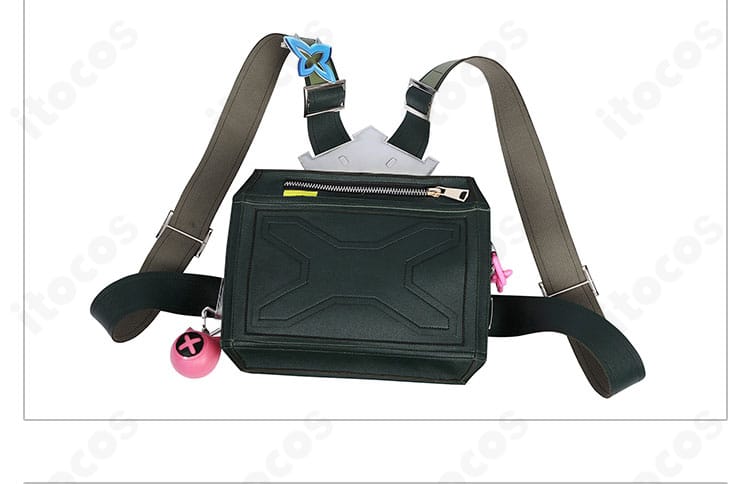 バックパック正面ディテール。面構成とロゴ風意匠で存在感を演出。