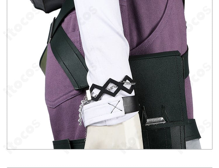 アクセサリーとブレスレット。手首飾りの質感とカラーアクセントを確認。