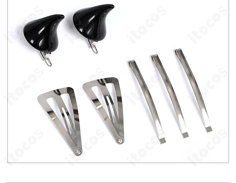 ヘッドアクセサリー。ヘアピンの配置と質感がクローヴらしさを強調。