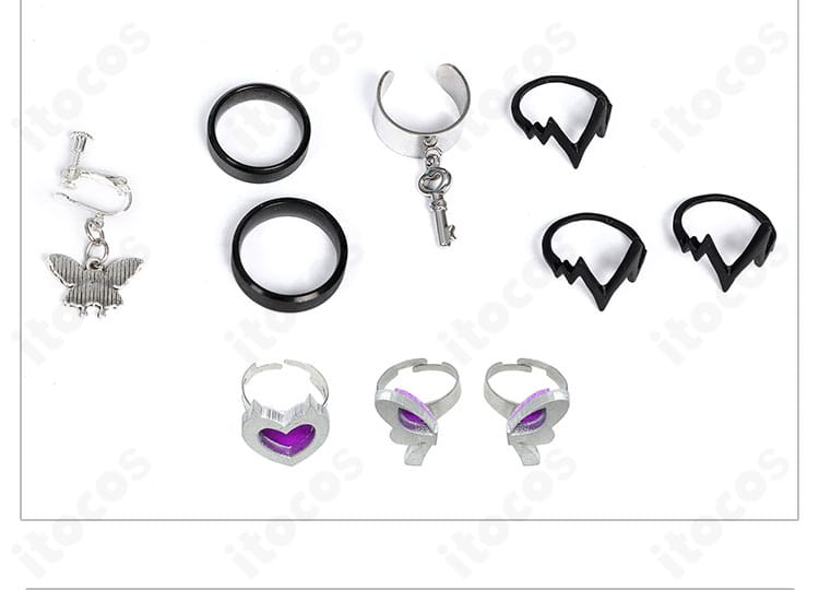 指輪・イヤリングの近接画像。小物の金属風仕上げで世界観を補強。