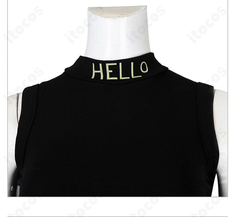 インナー上衣の詳細。タンクトップの生地感と縁取りの仕上げがわかるカット。