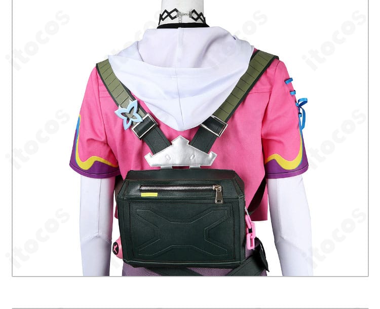 背面と腰包装飾のディテール。コートの落ち感とバックギアのバランスを再現。