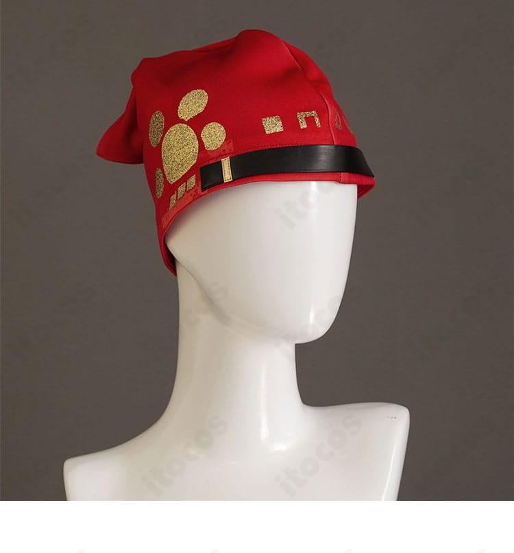 帽子のクローズアップ。つばのカーブとトップの形が分かる。