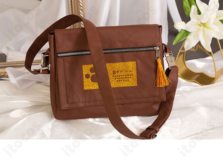 アクセサリーバッグの近接画像。質感と金具の仕上げをチェック。